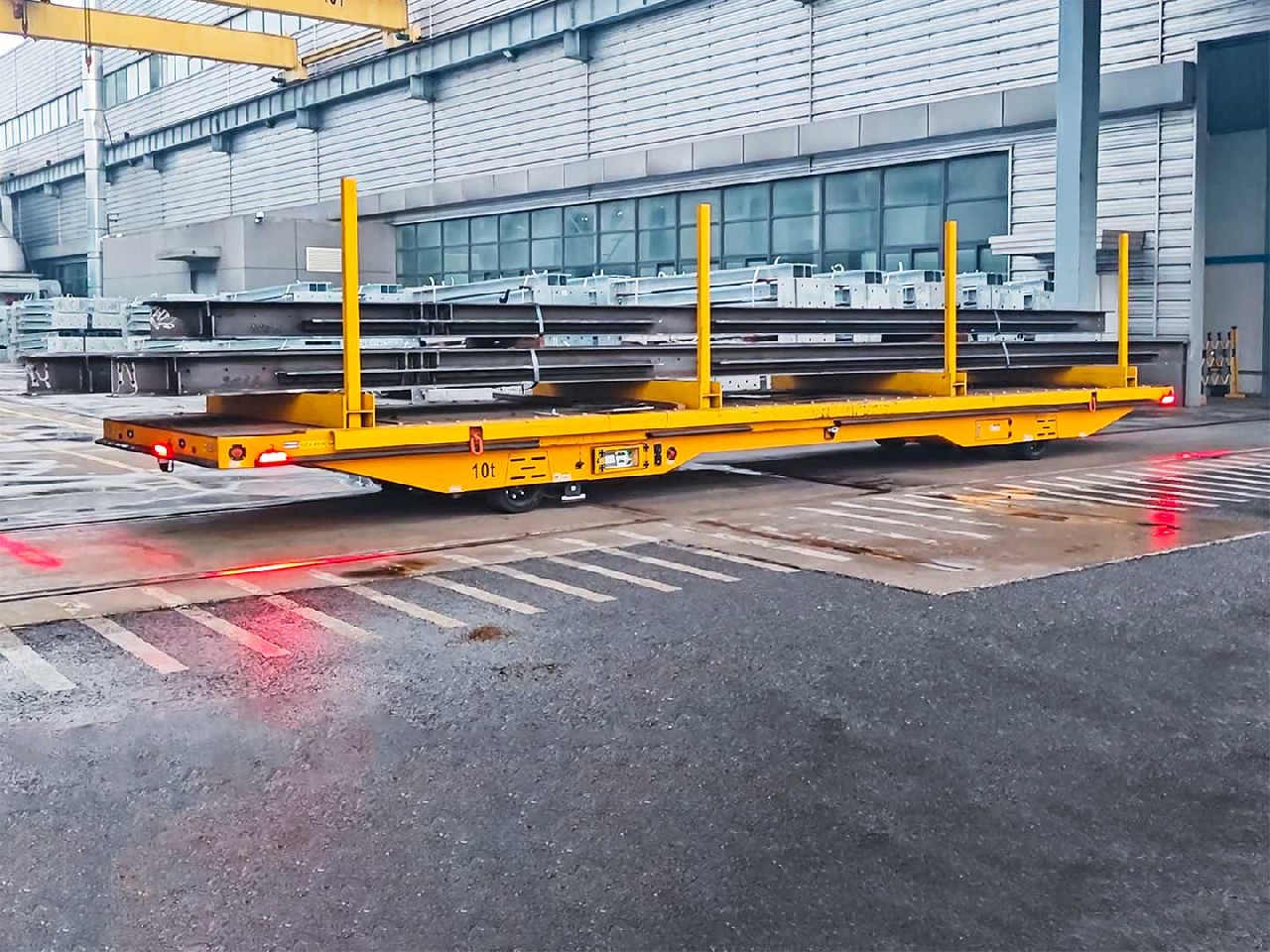 Применение тяжелого AGV грузоподъемностью 10 тонн при транспортировке арматурных прутков