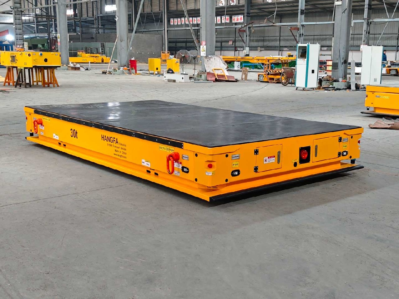 Применение тяжелого AGV грузоподъемностью 30 т с индивидуальными поддонами для транспортировки компонентов