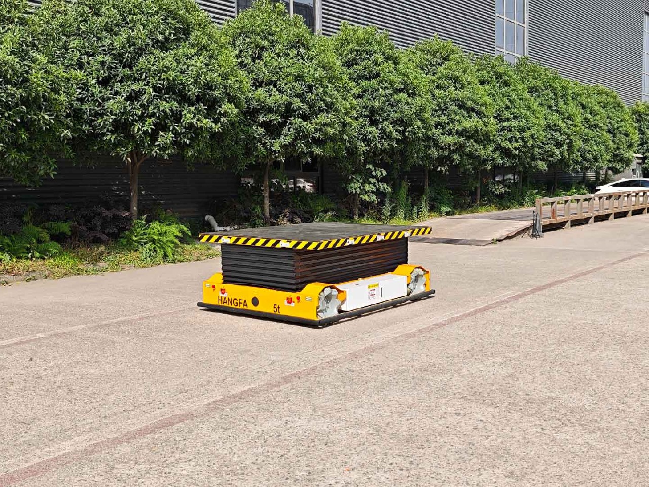 Подъемное AGV грузоподъемностью 5 тонн для транспортировки компонентов