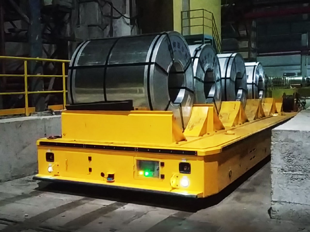 Автономный погрузчик для транспортировки рулонов грузоподъёмностью 50 тонн (AGV) предназначен для перемещения металлического сырья в металлообрабатывающей промышленности.