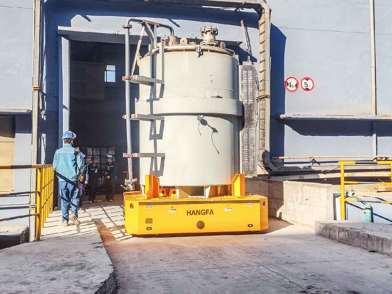 Применение тяжелого всесторонне маневренного AGV грузоподъёмностью 30 т при транспортировке компонентов